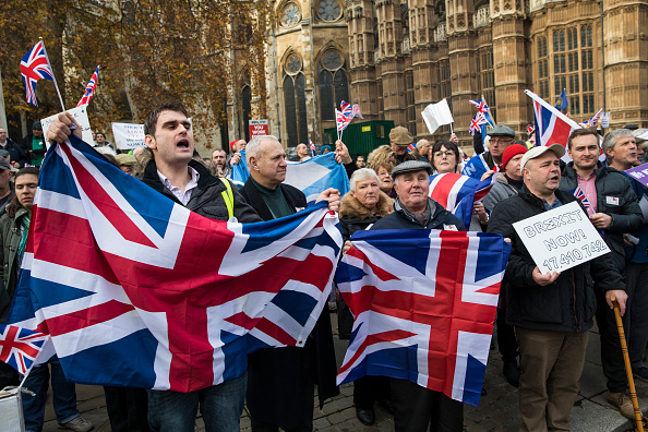 -Des manifestants pro-Brexit tiennent des drapeaux Union Jack alors qu'ils manifestent devant les chambres du Parlement le 23 novembre 2016 à Londres, en Angleterre. Photo de Jack Taylor / Getty Images.