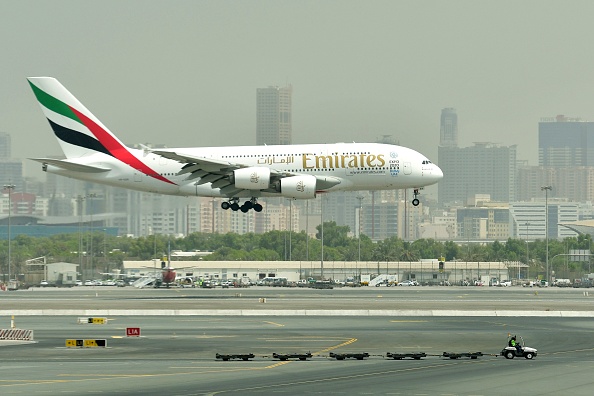 -Un Airbus A380 d'Emirates atterrissant sur le tarmac de l'aéroport international de Dubaï. Photo GIUSEPPE CACACE / AFP via Getty Images.