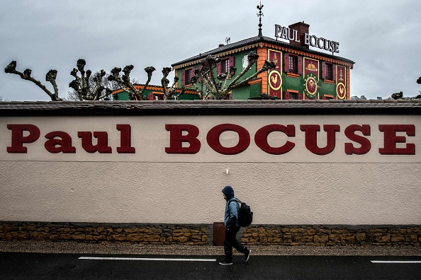 Le restaurant de Paul Bocuse "L'auberge du Pont de Collonges", à Collonge-au-Mont-d'Or, près de Lyon.   (Photo : JEFF PACHOUD/AFP via Getty Images)
