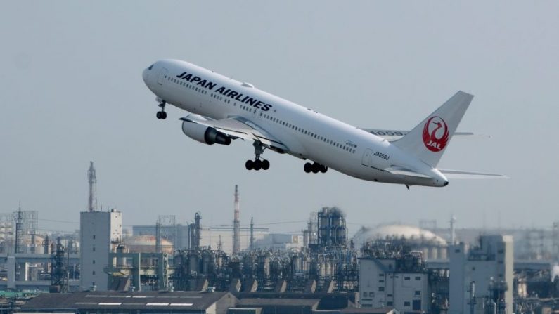 Un avion de passagers de Japan Airlines (JAL) décolle de l'aéroport de Haneda à Tokyo le 31 juillet 2019. (Photo par Kazuhiro Nogi/AFP/Getty Images)