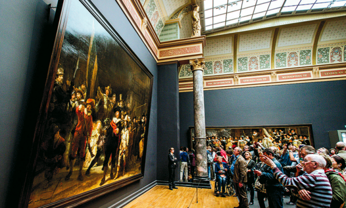 Le 17 mai 2015, les visiteurs on pu voir la "Garde de nuit" de Rembrandt au Rijksmuseum d'Amsterdam. (ROBIN VAN LONKHUIJSEN/AFP/GETTY IMAGES)