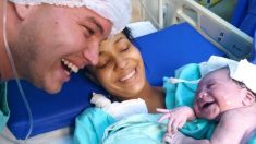Un nouveau-né salue son père d’un sourire radieux à l’instant où il reconnaît sa voix
