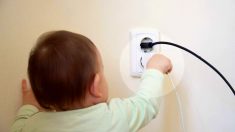 Cette maman met les parents en garde contre le risque d’électrocutions domestiques, après que le chargeur téléphonique a «projeté» son enfant de l’autre côté du salon