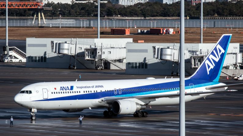 Un avion transportant des citoyens japonais rapatriés de Wuhan au milieu de l'épidémie de coronavirus atterrit à l'aéroport de Haneda à Tokyo le 29 janvier 2020. (Carl Court/Getty Images)