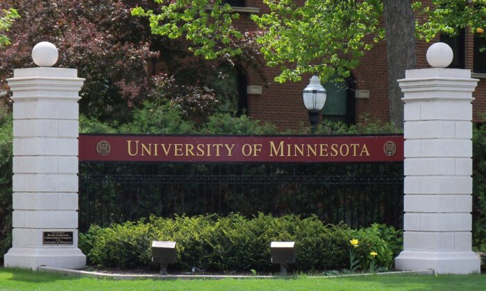 Panneau d'entrée à l'angle nord-ouest de l'université du Minnesota à Minneapolis, Minnesota, États-Unis. (AlexiusHoratius / CC-BY-3.0 / Wikimedia Commons)