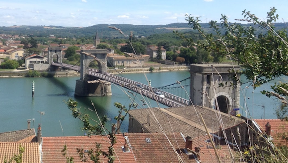 Le plus vieux pont suspendu de France datant de 1827 qui relie les villages d'Andance (Ardèche) et d'Andancette (Drôme). (Photo : capture d'écran Google Maps)