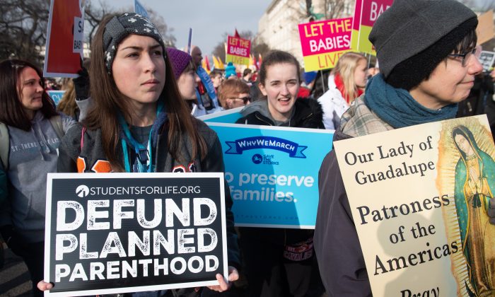 Les militants anti-avortement participent à la "Marche pour la vie", un événement annuel qui marque l'anniversaire de l'affaire Roe v. Wade, qui a légalisé l'avortement aux États-Unis, devant la Cour suprême des États-Unis à Washington le 18 janvier 2019. (Saul Loeb/AFP/Getty Images)