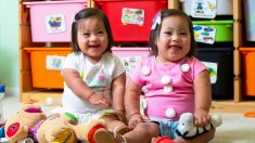 Une mère partage sa joie d’élever des jumelles identiques qui sont uniques parmi un million – atteintes de la trisomie 21