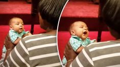 Une maman tient son nourrisson et commence à chanter à l’église – Puis les chants du bébé laissent la congrégation stupéfaite