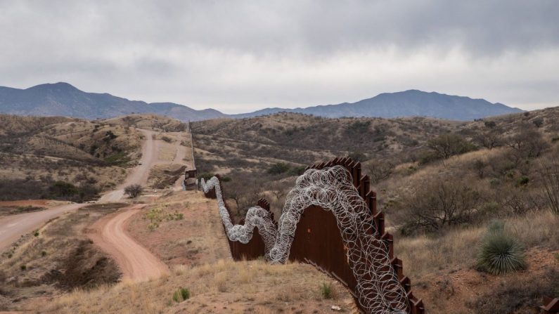 Une vue générale de la clôture de la frontière américaine, recouverte de fils en accordéon, séparant les États-Unis et le Mexique, à la périphérie de Nogales, Arizona, le 9 février 2019. (Ariana Drehsler / AFP / Getty Images)