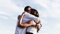 10 bienfaits étonnants de serrer une personne dans ses bras – selon la science