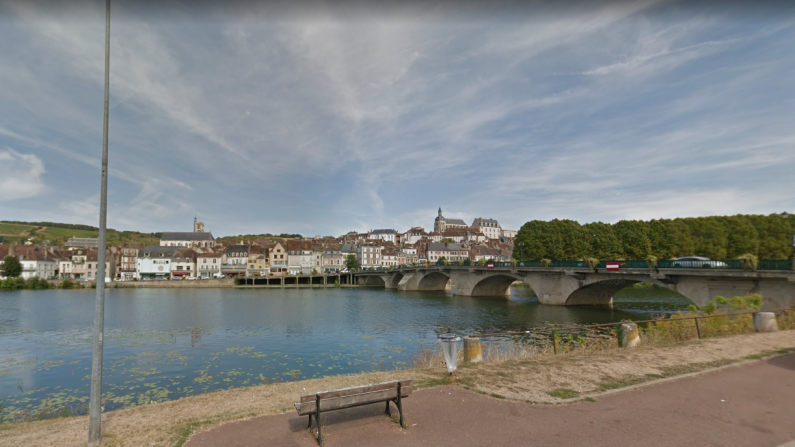 C'est au niveau du pont Saint-Nicolas à Joigny que Roméo n'a pas hésité à se mettre à l'eau pour sauver une vie. (Capture d'écran/Google Maps)