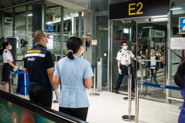 Les responsables de la santé publique distribuent des informations sur la surveillance des maladies après avoir effectué un examen thermique aux passagers arrivant de Wuhan, en Chine, à l'aéroport Suvarnabhumi de Bangkok, en Thaïlande, le 8 janvier 2020. (Lauren DeCicca/Getty Images)