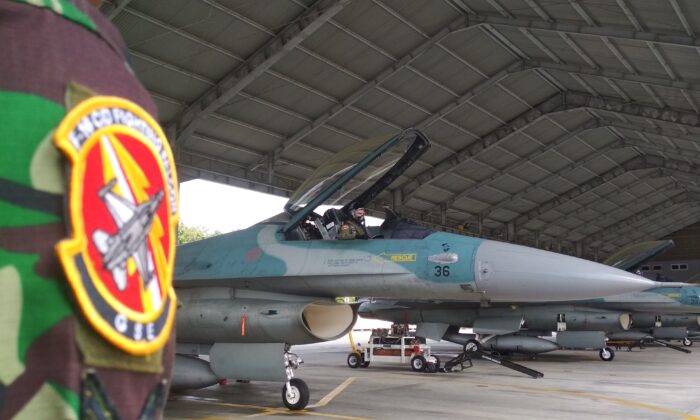Un pilote de l'armée de l'air indonésienne se prépare à décoller à bord d'un F-16 à la base aérienne de Pekanbaru, province du Riau, le 7 janvier 2020. À la suite d'une dispute diplomatique avec Pékin au sujet de navires chinois « intrusifs », l'Indonésie a déployé des avions de chasse et des navires de guerre pour patrouiller les îles près de la zone contestée de la mer de Chine méridionale. (STR/AFP via Getty Images)