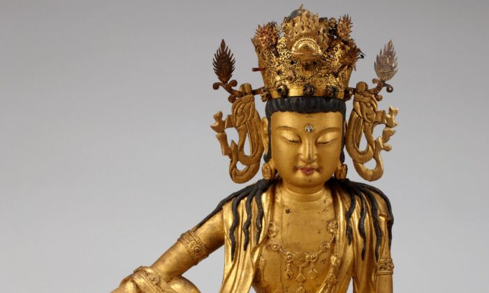Le Bodhisattva Avalokiteshvara (Gwaneum) de Corée, dynastie Goryeo, vers 1220-1285. En bois doré, cuivre et fer dorés avec incrustations de cristal. (Musée national de Corée, Séoul)
