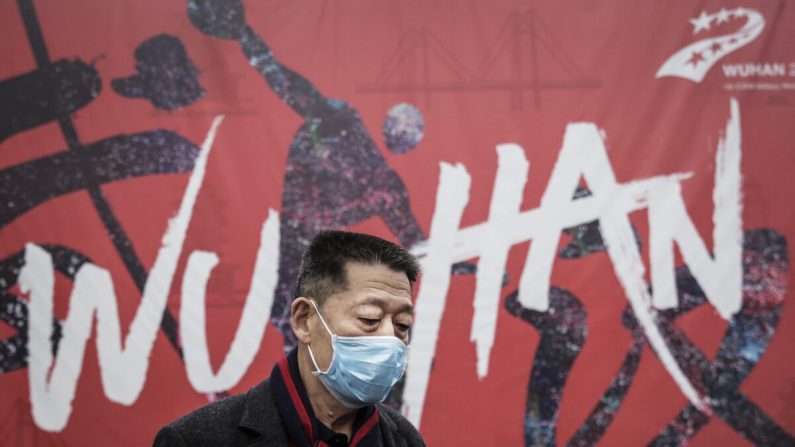 Un homme porte un masque en marchant dans la rue à Wuhan, en Chine, le 22 janvier 2020. (Getty Images)