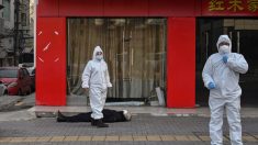 Un homme mort dans la rue peint le sombre tableau d’une ville contaminée par un virus