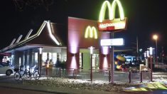 Un garçon pauvre trouvé en train de faire ses devoirs sous l’éclairage d’un McDonald’s continue d’inspirer de nombreuses personnes