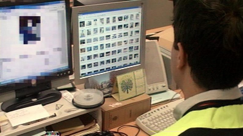 Un membre de la Police nationale mexicaine enregistre un ordinateur dans le cadre d'une opération contre la possession et la distribution de pornographie enfantine. EFE/Fichier