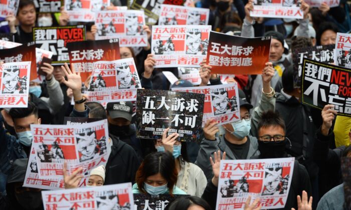 Des manifestants brandissent des pancartes portant les mots "Cinq demandes, pas une de moins" lors d'une marche à Hong Kong le 1er janvier 2020. (Sung Pi-lung/The Epoch Times) 