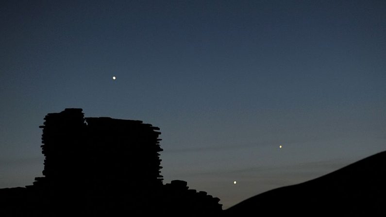 Les planètes Jupiter (à gauche), Vénus (C) et Mercure (à droite) sont vues dans une conjonction inhabituelle au-dessus des ruines de la ville de Wupatki le 24 mai 2013 dans le Wupatki National Monument au nord de Flagstaff, Arizona. Photo d'archives. (STAN HONDA/AFP par Getty Images)