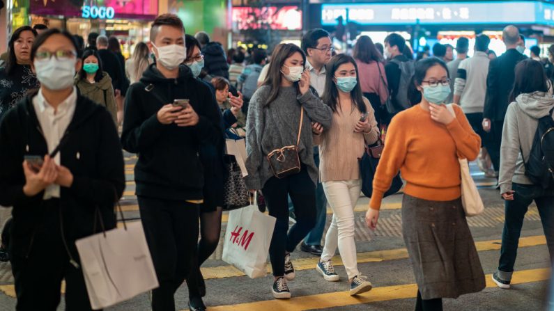 Des piétons portent des masques de protection alors qu'ils traversent un passage pour piétons dans le quartier de Causeway Bay le 23 janvier 2020 à Hong Kong, en Chine. (Anthony Kwan / Getty Images)