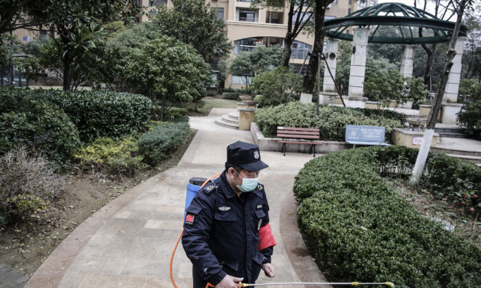 120/5000
Un gardien de sécurité pulvérise de l'alcool pour désinfecter les zones de la ville de Wuhan, province du Hubei, Chine, le 23 janvier 2020. (Getty Images)