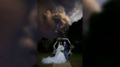 Un couple se marie aux Philippines pendant l’éruption d’un volcan en arrière-plan
