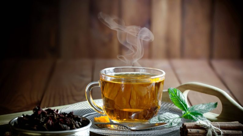 Une tasse de thé apaisante peut être exactement ce qu'il vous faut pour vous revigorer et combattre les maladies. (Zadorozhnyi Viktor/Shutterstock)