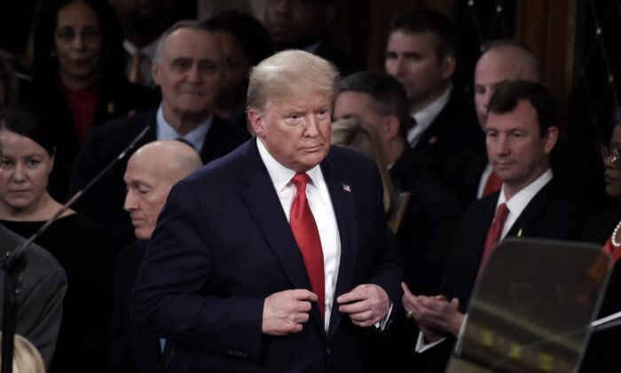 Donald Trump arrive pour prononcer le discours sur l'état de l'Union dans la salle de la Chambre des représentants du Capitole américain, à Washington, le 4 février 2020. (OLIVIER DOULIERY/AFP via Getty Images)