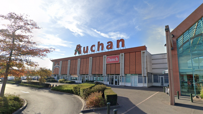 L'hypermarché Auchan de Roncq (Nord) est l'un des cinq magasins qui testent les espaces de vente de vêtements de seconde main. (Capture d'écran/Google Maps)