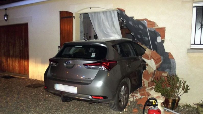 La Toyota du couple s’est retrouvée à moitié encastrée dans le mur de la maison. Crédit : Stéphane Frauziol – Les pompiers du Lot. 
