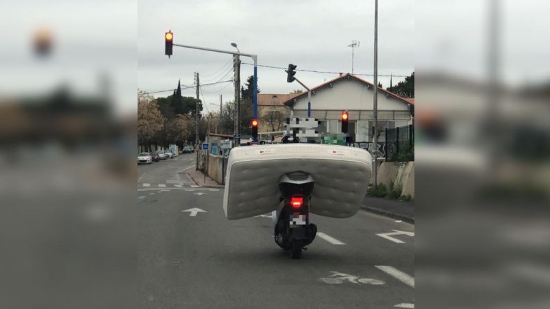 Les gendarmes de l’Hérault ont été particulièrement surpris de croiser la route d’un conducteur et de son matelas. Crédit : Gendarmerie de l’Hérault. 