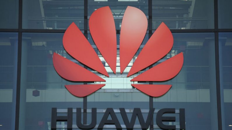 Une photographie montre le logo de la société chinoise Huawei au siège social de Reading, à l'ouest de Londres, le 28 janvier 2020. (DANIEL LEAL-OLIVAS/AFP via Getty Images)