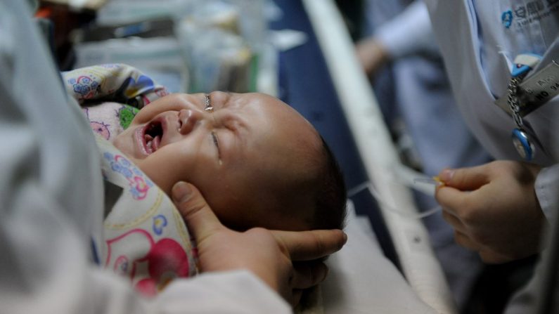 Un bébé chinois recevant un traitement dans un hôpital. (STR/AFP/Getty Images)