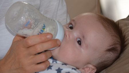 Vers dans du lait infantile : le groupe Danone demande aux parents de leur envoyer les boîtes concernées