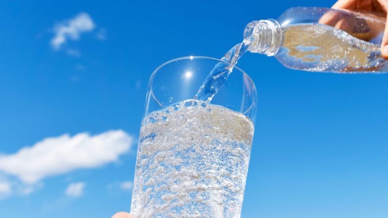 Les bulles peuvent rendre l'eau plus intéressante, mais elles la rendent aussi plus acide. (Imagepocket/Shutterstock)
