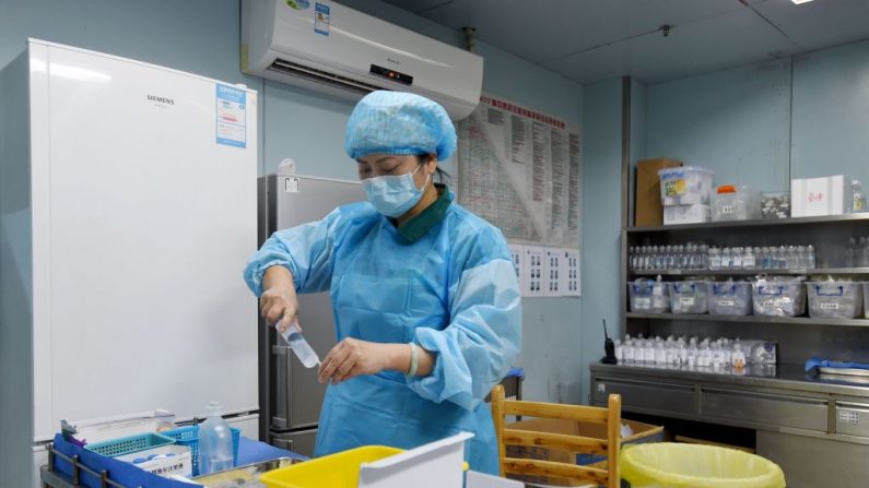 Une infirmière prépare des médicaments pour un patient atteint de la grippe aviaire dans un hôpital de Wuhan, la capitale de la province de Hebei en Chine centrale, le 12 février 2017. (STR/AFP/Getty Images)