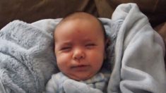 Papa demande à son bébé s’il a bien dormi, la réaction du petit garçon fait craquer l’Internet