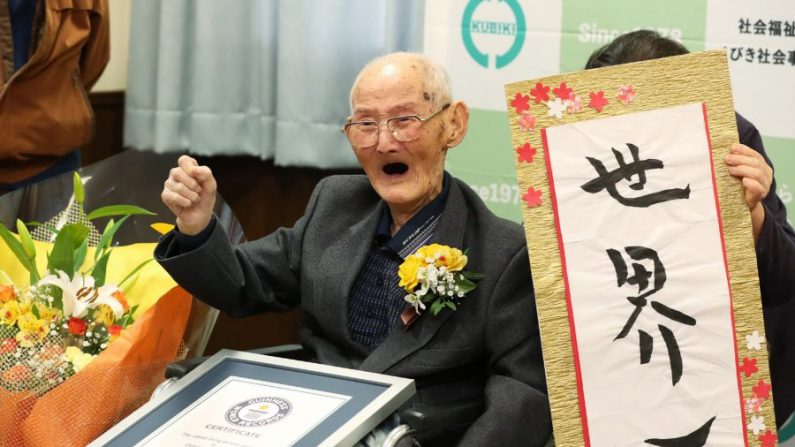 Chitetsu Watanabe, un Japonais de 112 ans, pose à côté d'une calligraphie en japonais "World Number One" après avoir été élu le plus vieil homme vivant au monde à Joetsu, dans la préfecture de Niigata, le 12 février 2020. (Photo par Japan Pool/JIJI PRESS/AFP via Getty Images) 