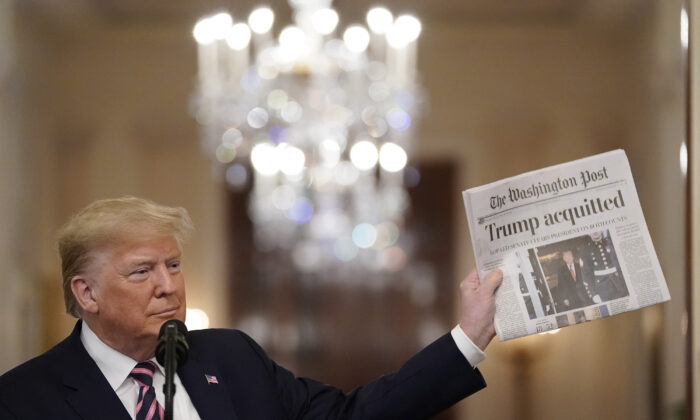Donald Trump tient un exemplaire du Washington Post qui annonce son acquittement alors qu'il parle à la Maison-Blanche le 6 février 2020, un jour après que le Sénat américain l’a acquitté à son procès en destitution. (Drew Angerer/Getty Images)