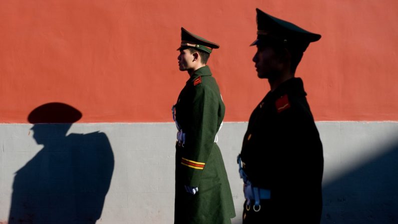 Des membres de la police chinoise montent la garde à Pékin, Chine (Saul Loeb/AFP/Getty Images)