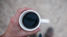Nantes : son café lui est servi de la main gauche, il gifle la serveuse