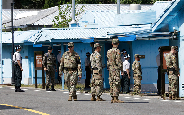 -Illustration- Des soldats sud-coréens et de l'armée américaine montent la garde dans le village frontalier de Panmunjom dans la zone démilitarisée le 7 septembre 2018. Photo AHN YOUNG-JOON / AFP via Getty Images.