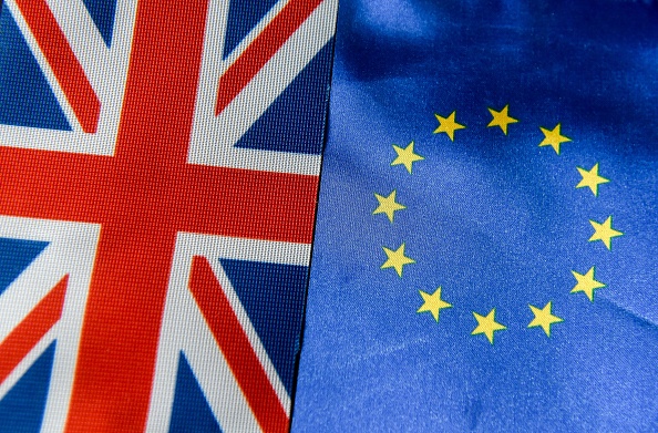 -Le drapeau britannique est placé à côté du drapeau de l'Union européenne dans la ville de Lille, les négociations commerciales s’avèreront difficiles avec les 27 de l’UE. Photo de PHILIPPE HUGUEN / AFP via Getty Images.