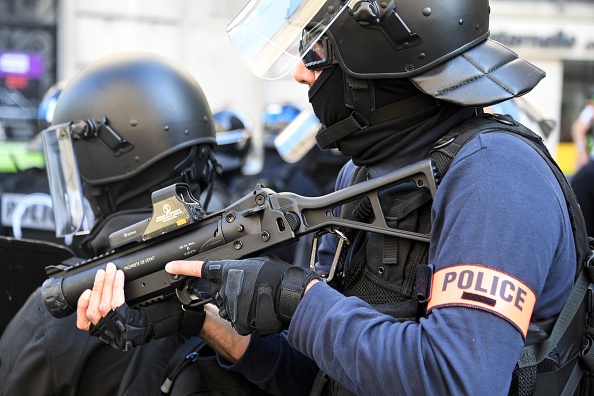 Policier muni d'un LBD 40, lors d'une manifestation des "Gilets jaunes". Bordeaux mars 2019.   (Photo : MEHDI FEDOUACH/AFP via Getty Images)