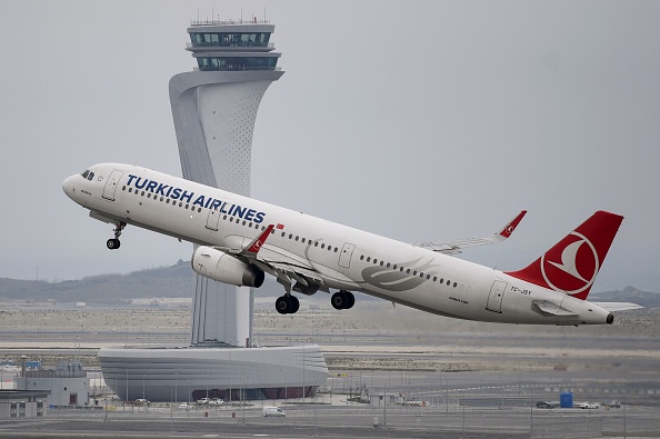 -Illustration- Nous voyons un avion de la compagnie turque décollant du nouvel "aéroport d'Istanbul", rapatriement de 130 turcs se trouvant à Téhéran, ils seront placés en quarantaine. Photo par OZAN KOSE / AFP via Getty Images.