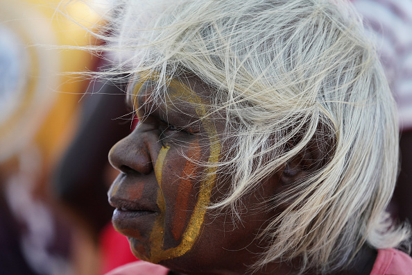 Femme aborigène à Wurrumiyanga, Australie. (Photo : Stefan Postles/Getty Images)