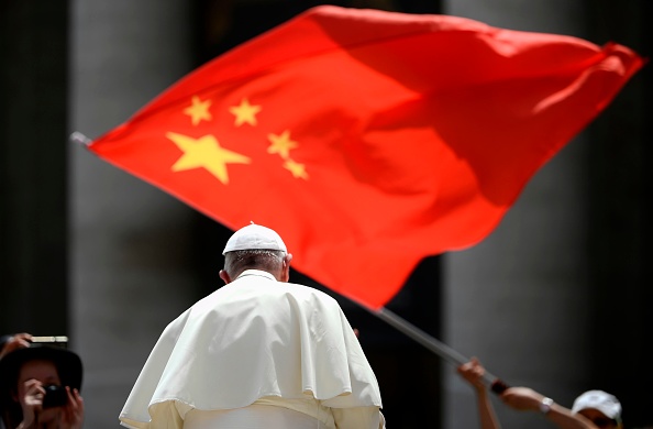 -Illustration- Un adorateur brandit le drapeau de la Chine alors que le pape François part après l'audience générale hebdomadaire le 12 juin 2019 sur la place Saint-Pierre au Vatican. Photo de Filippo MONTEFORTE / AFP via Getty Images.