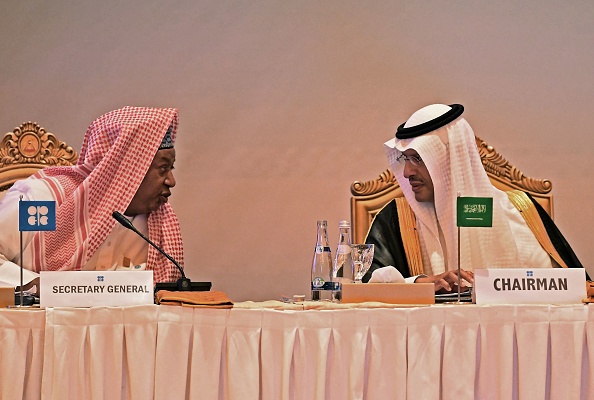 Le ministre de l'Énergie de l'Arabie saoudite, le prince Abdulaziz bin Salman (droite) et le secrétaire général de l'OPEP Mohammed Sanusi Barkindo (L) assistent à une réunion de l'Opec-JMMC dans la capitale des Émirats arabes unis, Abu Dhabi, le 12 septembre 2019. (Photo : KARIM SAHIB/AFP via Getty Images)